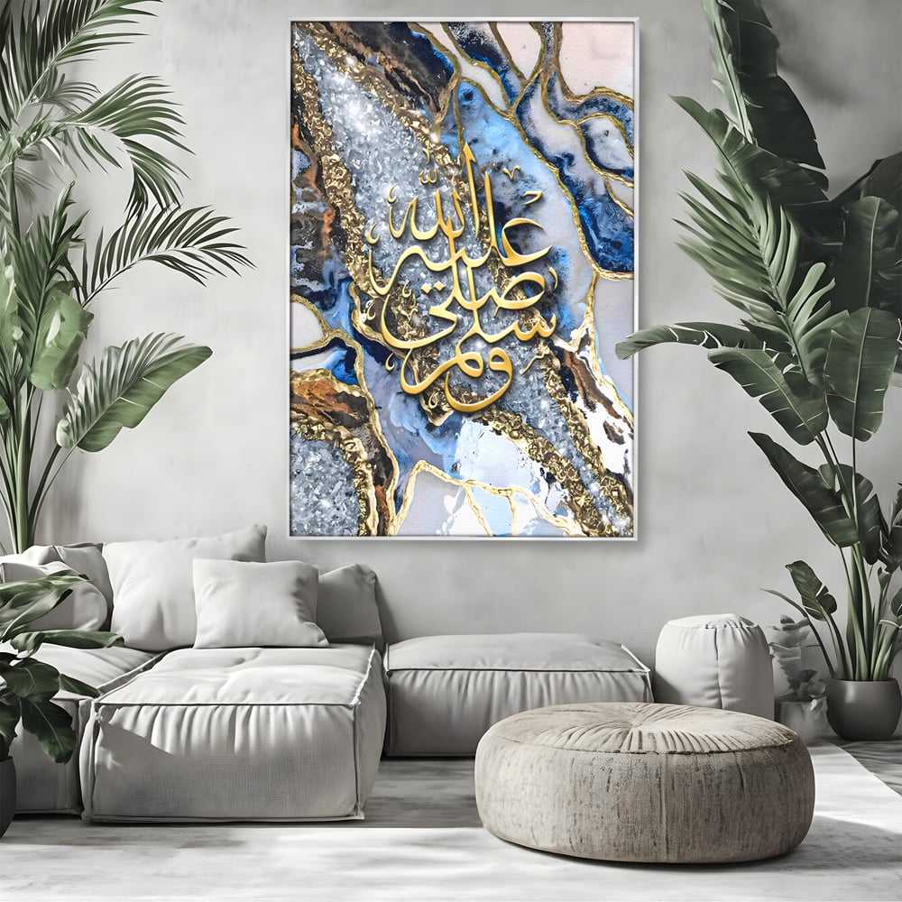 Tablou canvas cu tablou canvas cu litere arabe si efect de geoda, in rama de aluminiu argintiu, pe perete intr-un living